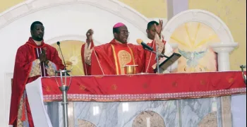 un-incendio-en-un-hospital-de-nigeria-deja-intacta-una-estatua-de-la-virgen-maria