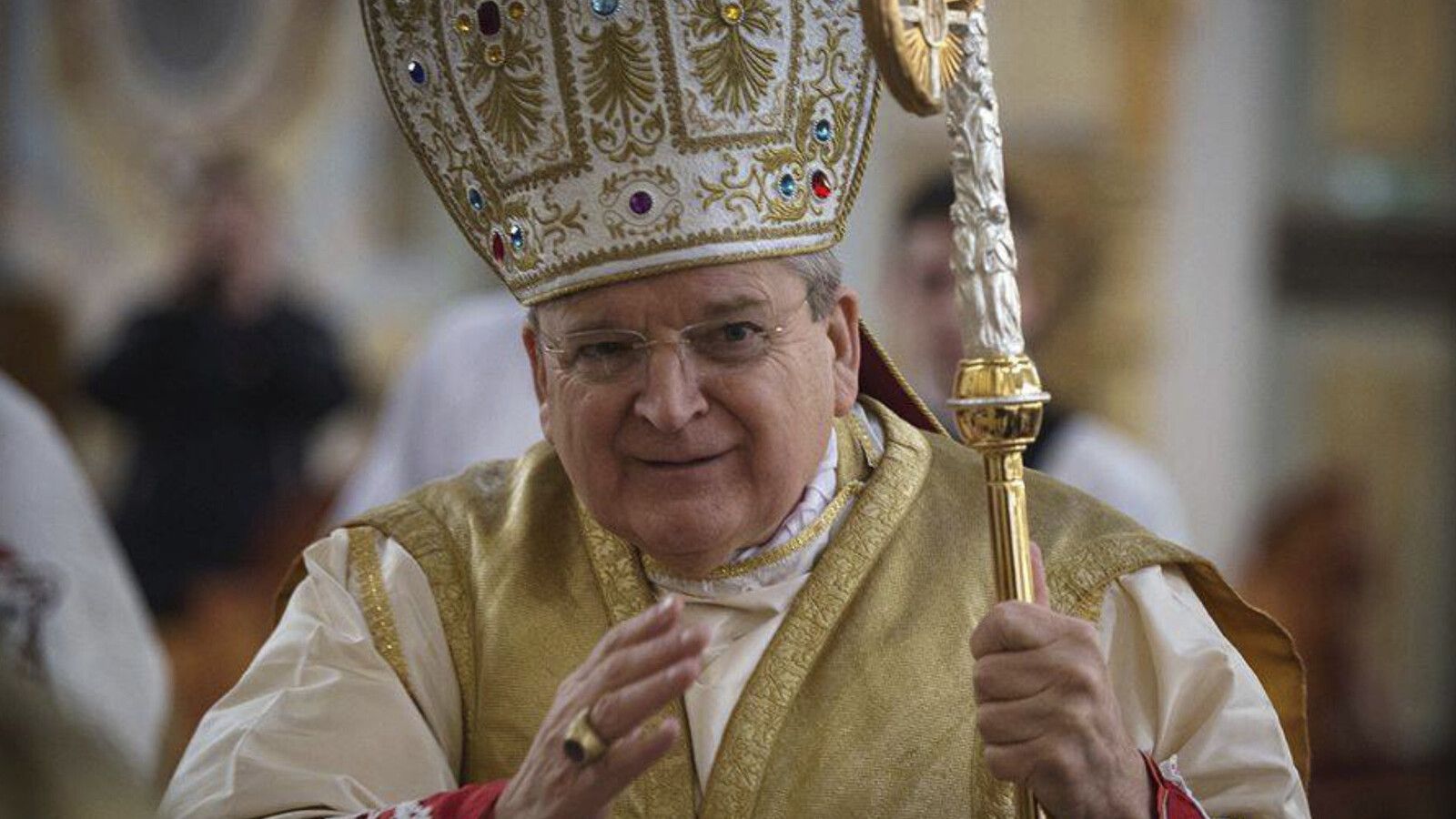 El cardenal Raymond Burke desmiente los vídeos falsos y reafirma su lealtad al Papa León XIV