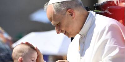 el-papa-leon-xiv-bautiza-a-veinte-hijos-de-empleados-del-vaticano-en-la-sixtina