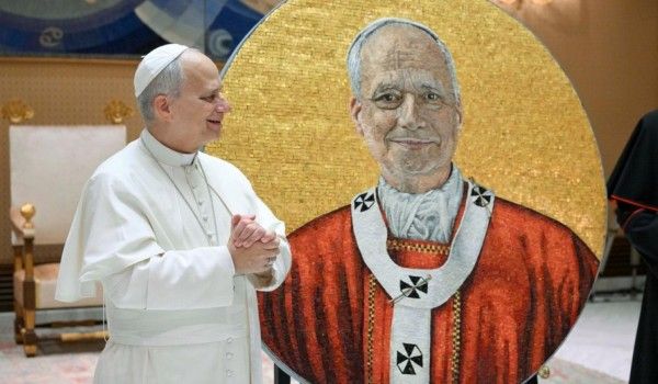 el-papa-leon-xiv-contempla-el-nuevo-mosaico-en-la-basilica-de-san-pablo-extramuros