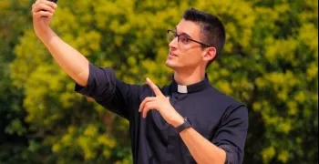 el-sacerdote-italiano-alberto-ravagnani-suspende-su-ministerio-tras-polemica-por-publicidad-en