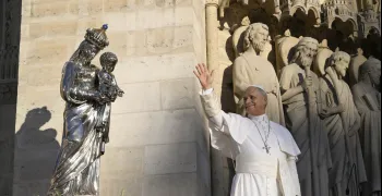 leon-xiv-emocionado-reza-la-salve-ante-la-virgen-de-notre-dame
