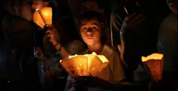 el-papa-leon-xiv-lidera-una-multitudinaria-procesion-de-antorchas-en-lourdes