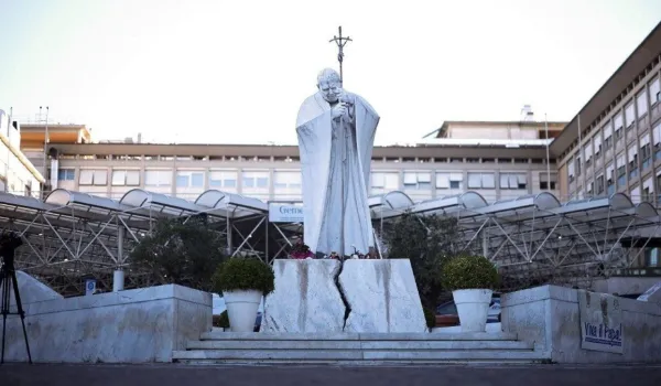 leon-xiv-recibe-al-numero-3-del-vaticano-en-el-gemelli-y-su-viaje-a-sudamerica-sigue-en-el-aire