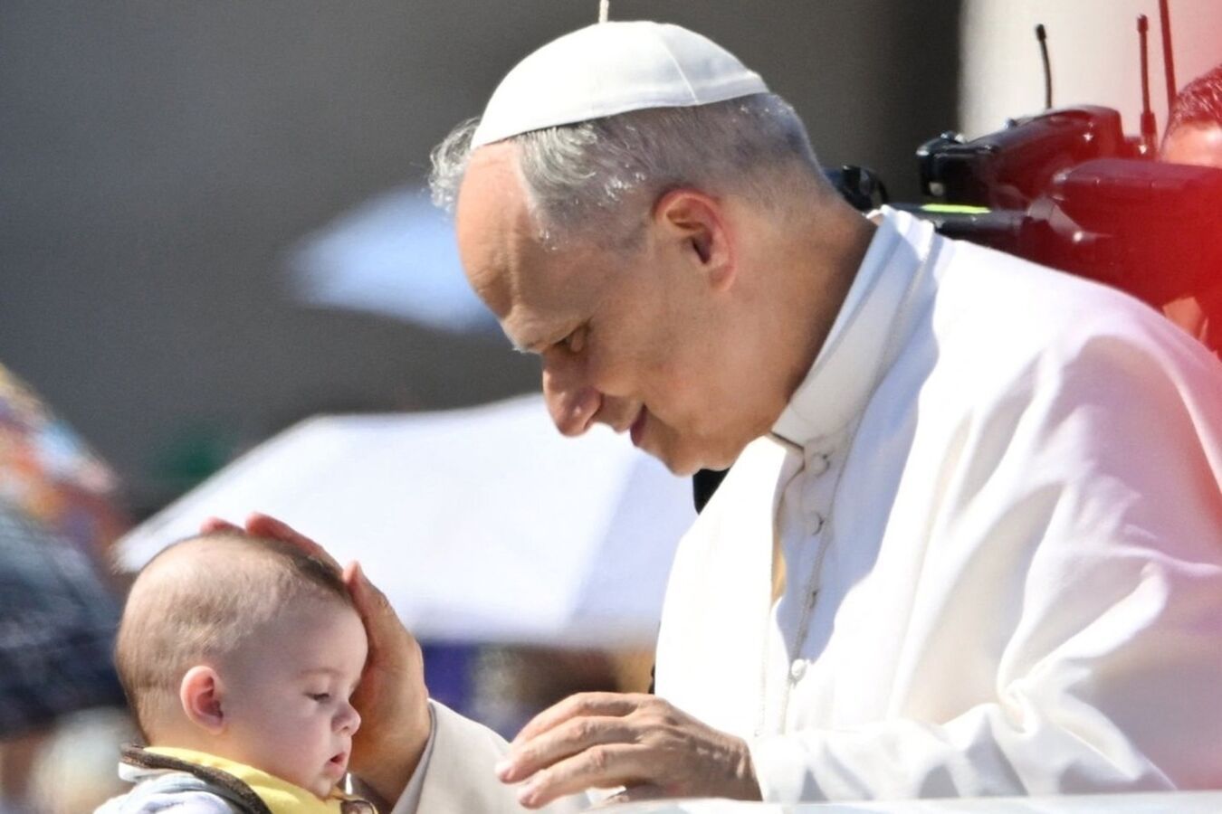 León XIV bautiza a 20 bebés en la Capilla Sixtina
