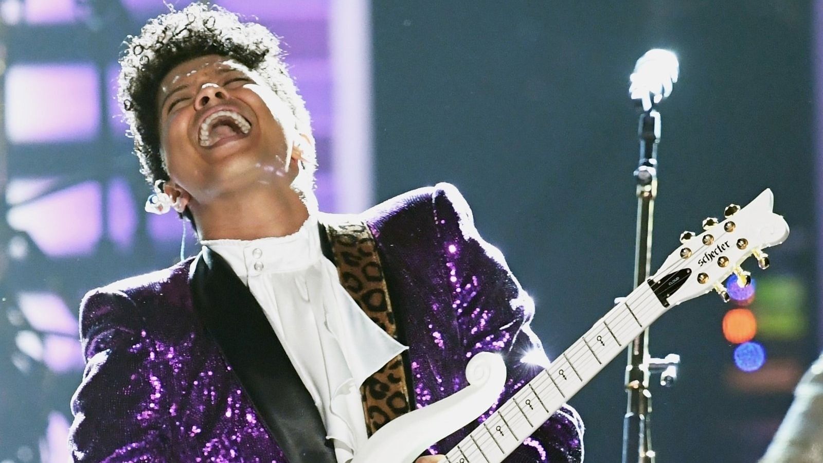 Bruno Mars y su gesto de fe al comenzar Bruno Mars y su gesto de fe al comenzar