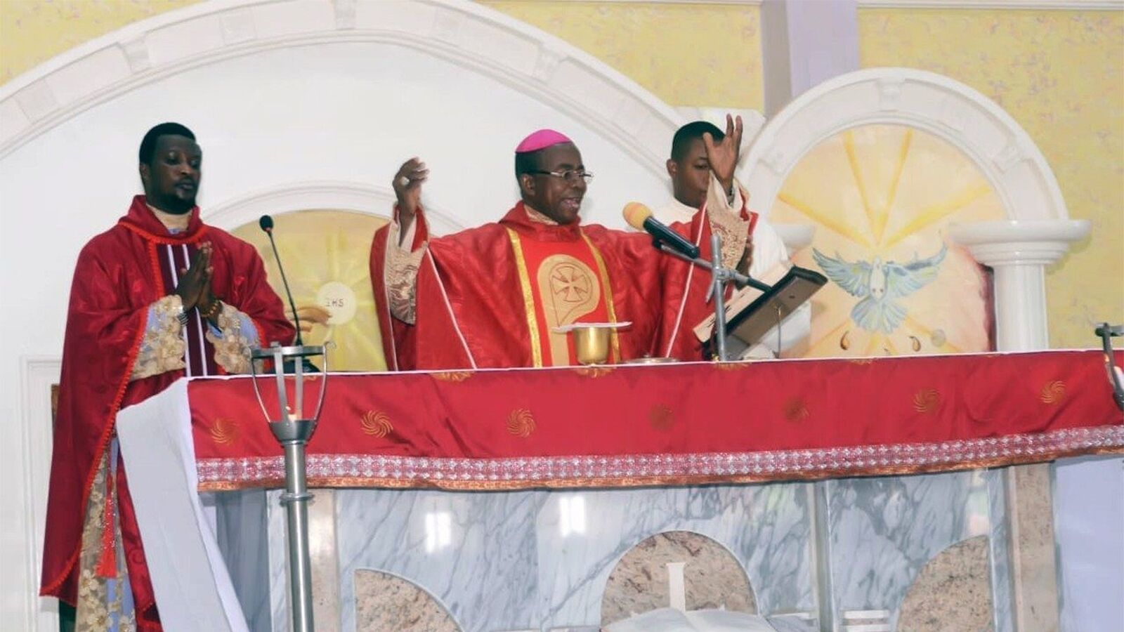 El fuego arrasa un hospital católico en Nigeria, pero la Virgen queda intacta El fuego arrasa un hospital católico en Nigeria, pero la Virgen queda intacta