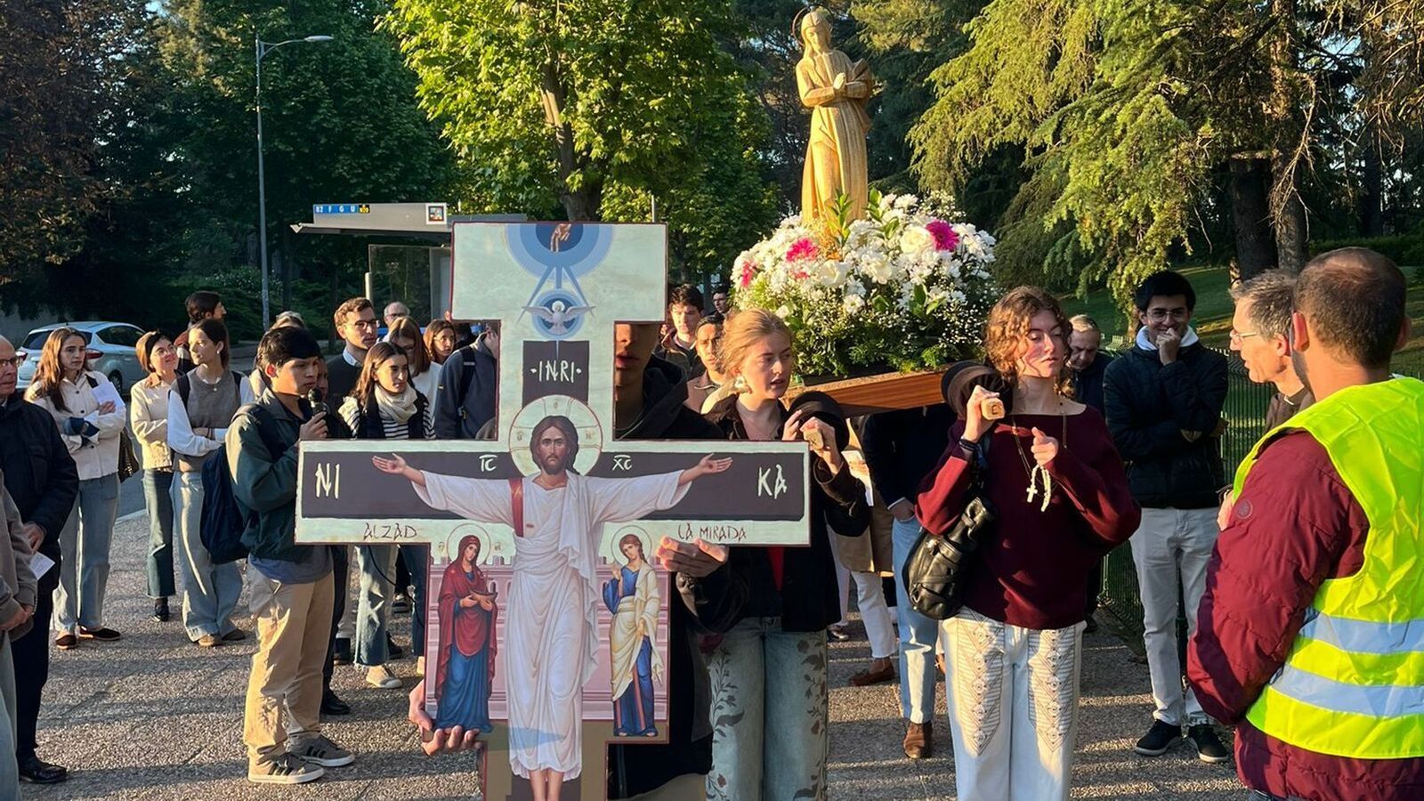 El Rosario Universitario congrega a más de un centenar en la Complutense y prepara la visita del Papa El Rosario Universitario congrega a más de un centenar en la Complutense y prepara la visita del Papa