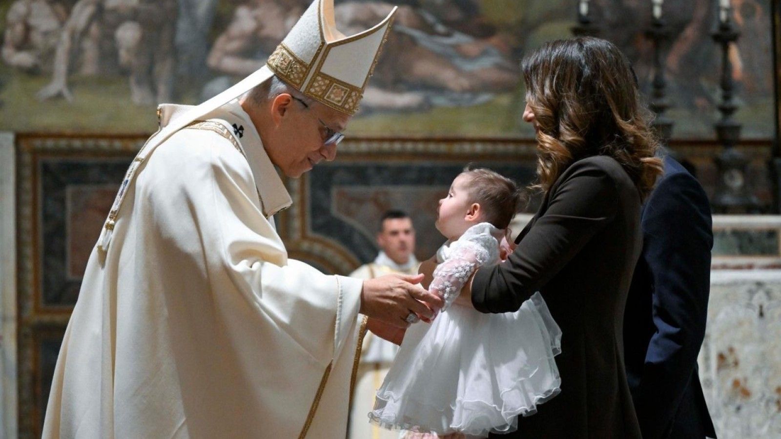 El Papa León XIV bautiza a veinte hijos de empleados vaticanos en la Capilla Sixtina