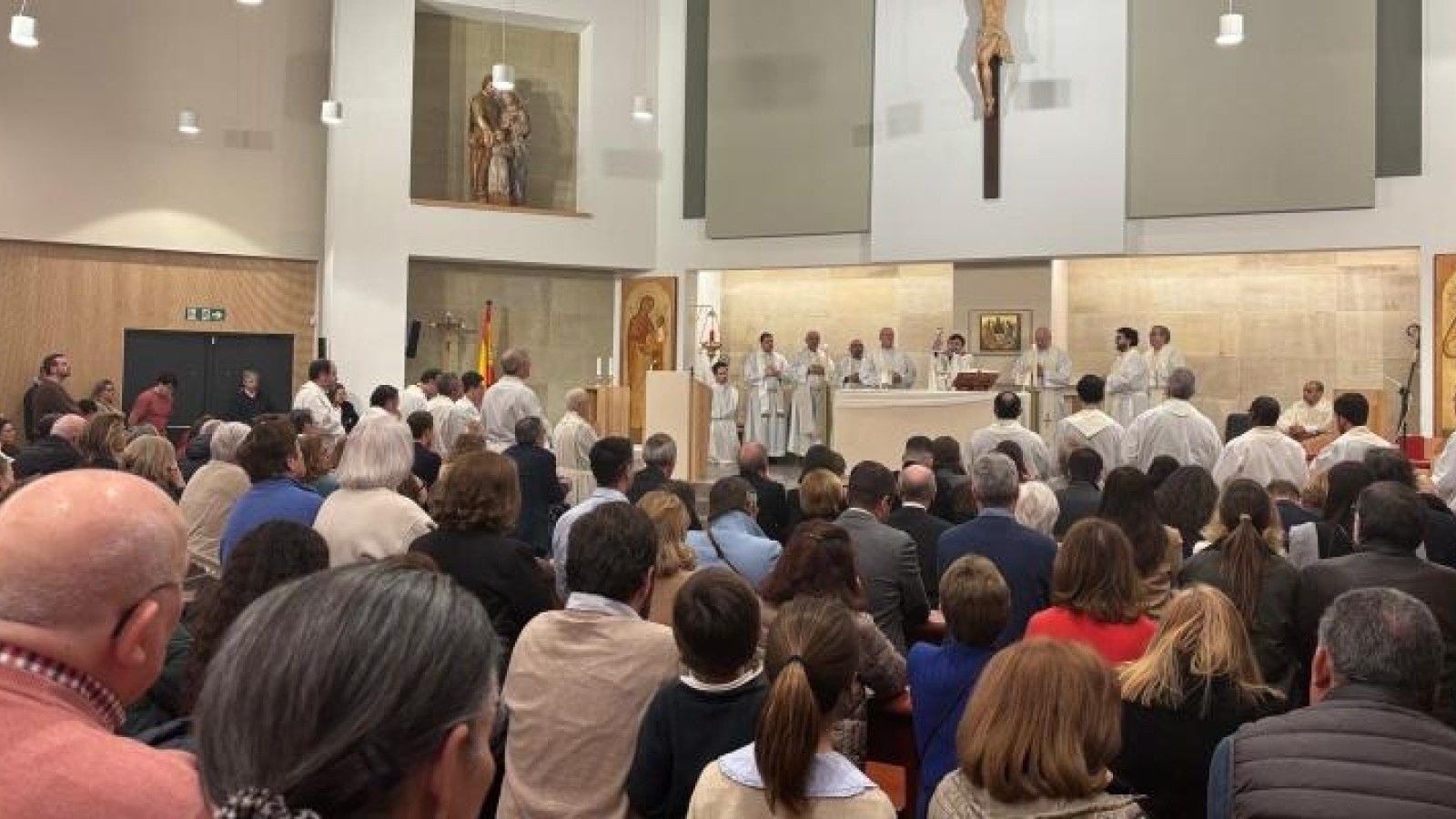 El cardenal José Cobo consagra la parroquia de San Rafael Arnáiz en Sanchinarro