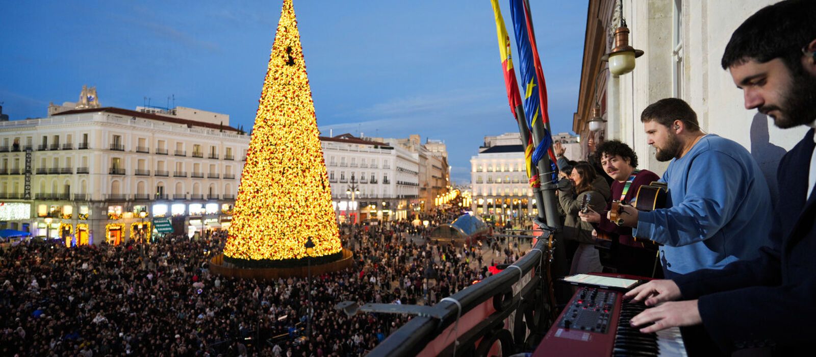 Hakuna Group Music canta desde el balcón de la Comunidad de Madrid en Sol

