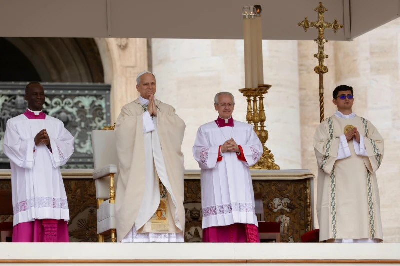 El Vaticano instala el árbol de Navidad de 2025 en San Pedro