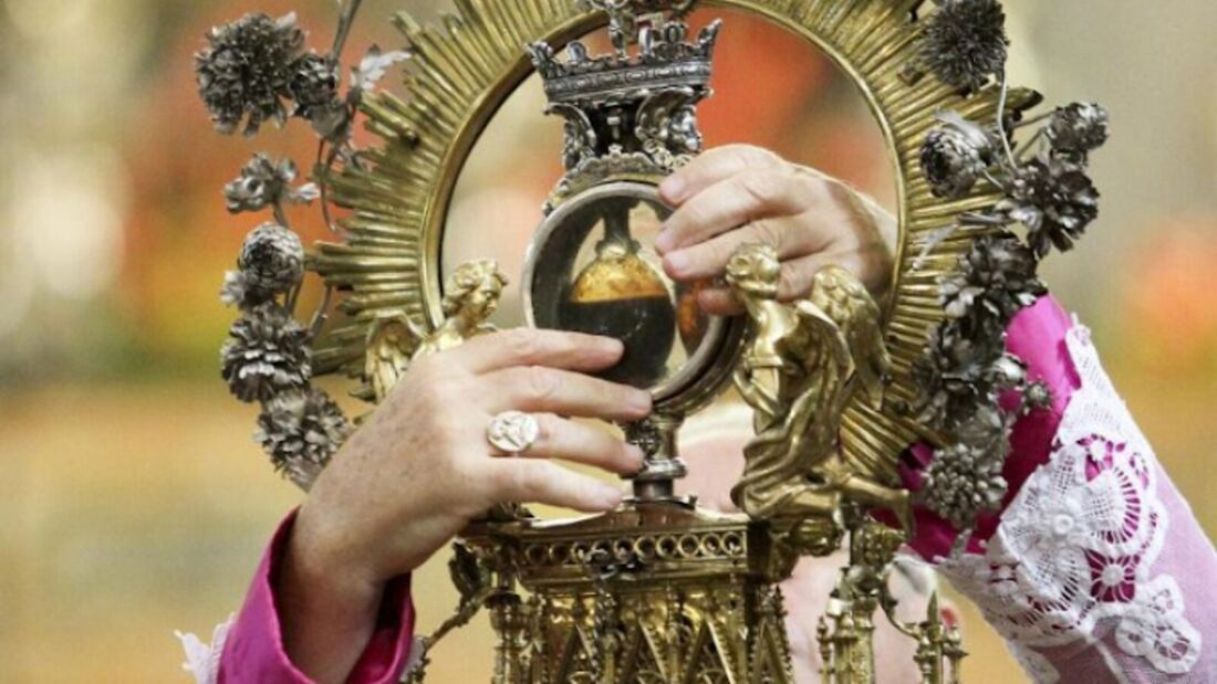 La sangre de San Jenaro vuelve a licuarse en Nápoles